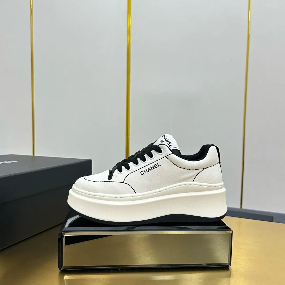 👟👟Ex-factory price 600👟👟 Upgraded version, upgraded version, upgraded version! No rebuttal accepted! ! ! ! Chanel Chanel panda shoes! 2025 counter's top casual sports shoes. This classic design; the upper is electro-embroidered with a variety of techniques; the outsole is fashionable and sporty; the unusual inclusion of a variety of color matching elements... The diversified mix and match is very good-looking and versatile, and can be used for leisure, fashion, sports, and outdoor... ꫛꫀꪝ Go➫ Materials: ❶Upper made of: original imported first-layer silk cowhide + original waterproof cloth + original first-layer cowhide ❷Inner lining: Original Yangli+Net ❸Outsole based on: Original TPU combination outsole Counter boutique packaging complete set for women 35–41 👉 👉